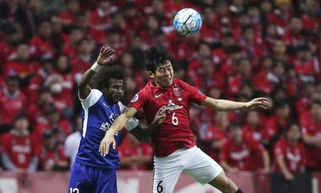 健身女主播因长相酷似faker而火，穿女仆装直播LOL，段位只有白银