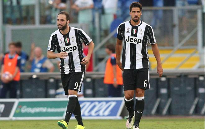 咋回事？热刺主帅弗兰克赛前拿着印有阿森纳队徽的杯子