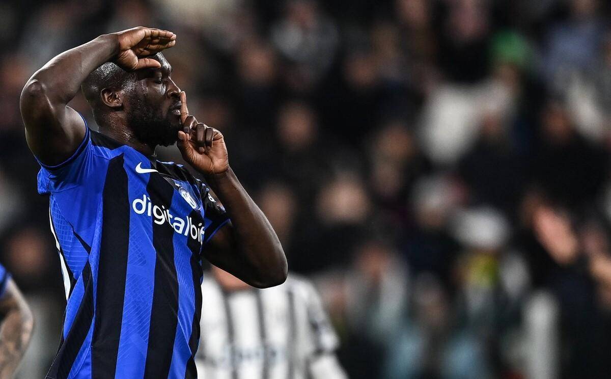 足球场万人欢呼的热烈场面