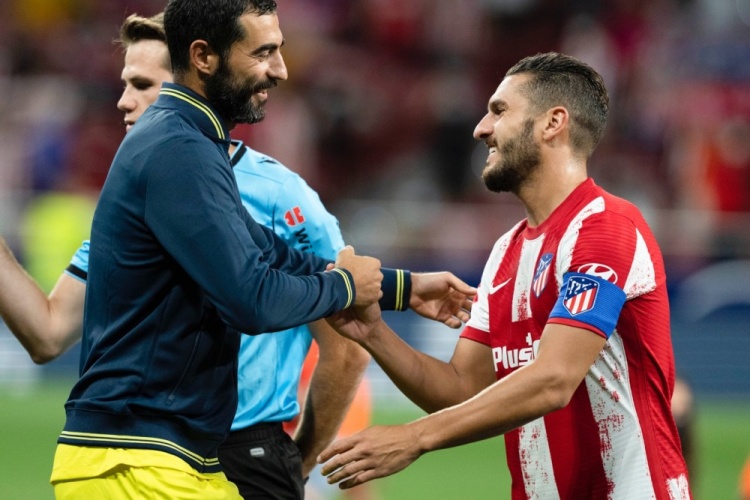 网球决赛选手专注对决的场景